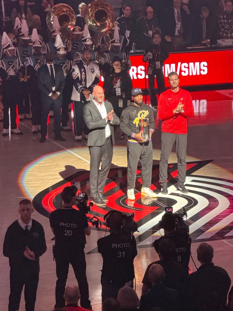 开云app-波特兰之王！利拉德赛前举起了自己的第三座三分大赛冠军奖杯